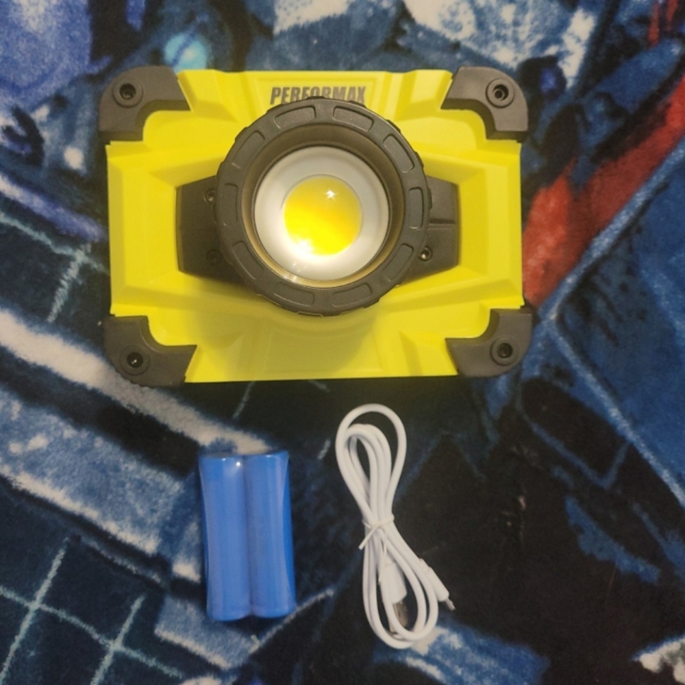 Dual power source LED Work Light with Focus Lens